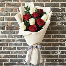 Букет красно-белые розы в Нальчике Букет цветов из:  Розы в Нальчике