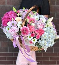 Цветочная композиция из Розы, Хризантемы, Пионы и Лизиантусы в корзине в Нальчике