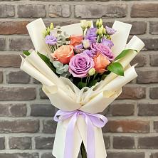 Букет цветочные ноты в Нальчике Букет цветов из:  Лизиантусы и Розы в Нальчике