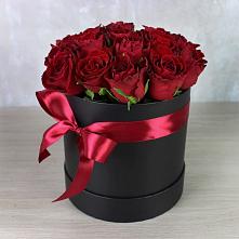 Цветочная композиция из Розы в шляпной коробке в Нальчике
