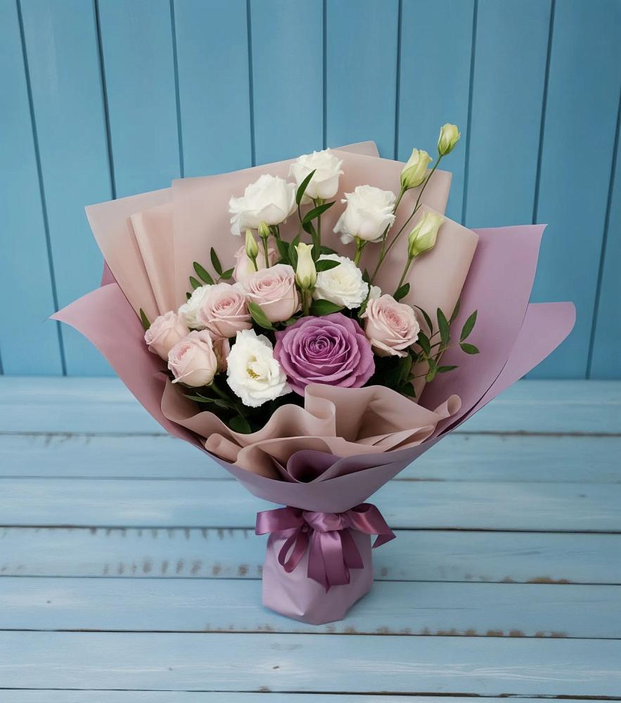 Букет цветов из: Розы и Лизиантусы в Нальчике